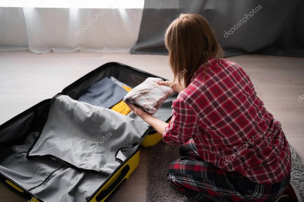 Persona mayor preparando una maleta para un viaje