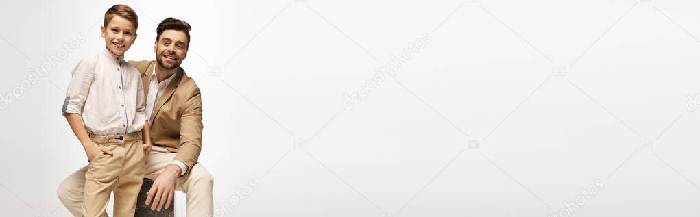 Personas mayores realizando ejercicios de memoria en grupo