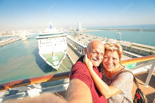 Personas mayores disfrutando de un crucero por el Mediterráneo