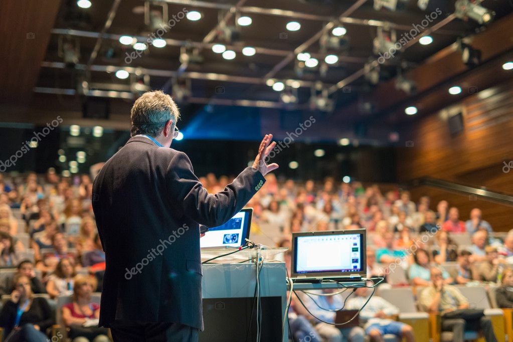 Charla para personas mayores en una sala de actos