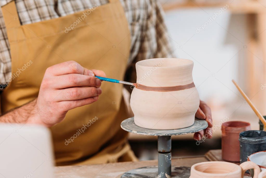 Manos de personas mayores haciendo manualidades