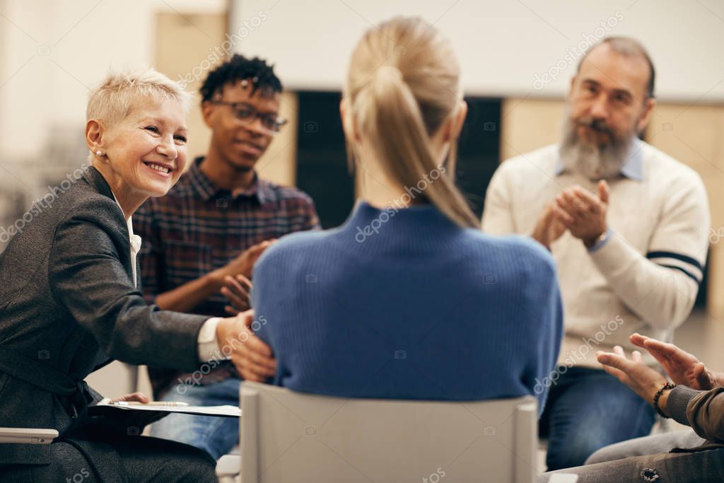 Personas mayores realizando un taller de memoria en grupo