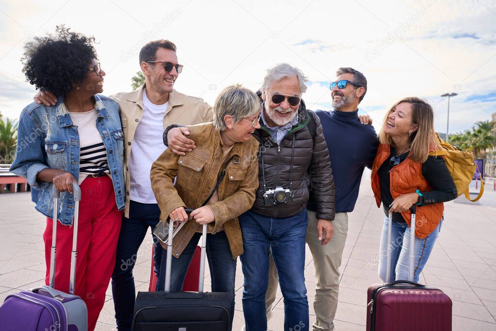Grupo de personas mayores durante una visita cultural en la calle