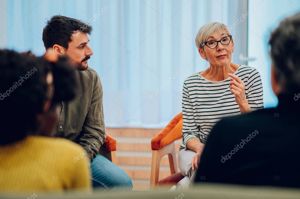 Personas mayores escuchando una charla en la asociación