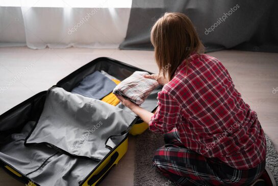 Persona mayor preparando una maleta para un viaje