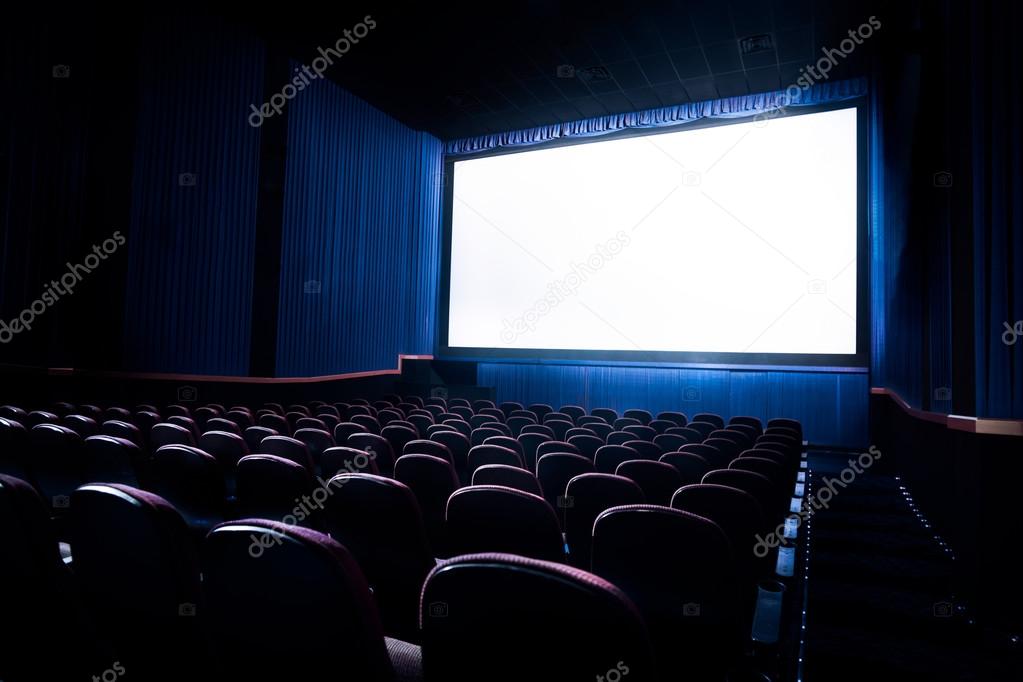 Sala con proyección de cine para un grupo de personas