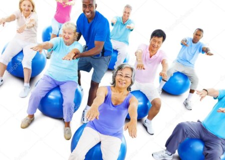 Grupo de personas mayores haciendo gimnasia suave