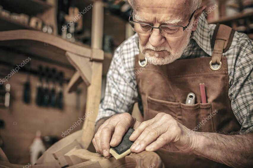 Taller de manualidades con varios socios