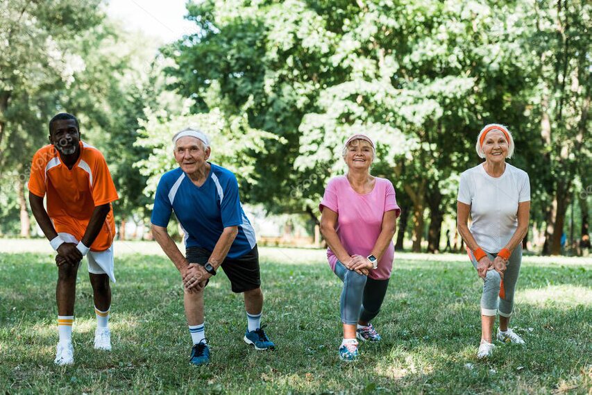 Personas mayores haciendo gimnasia suave al aire libre